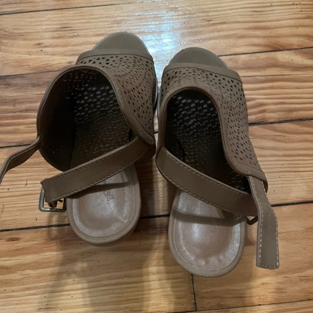 Universal Thread Brown Heels - Picture 2 of 4